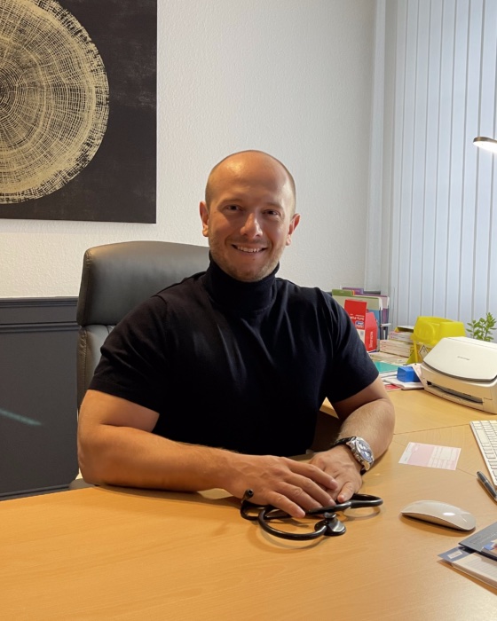Michael Kopitko an seinem Schreibtisch in der Praxis