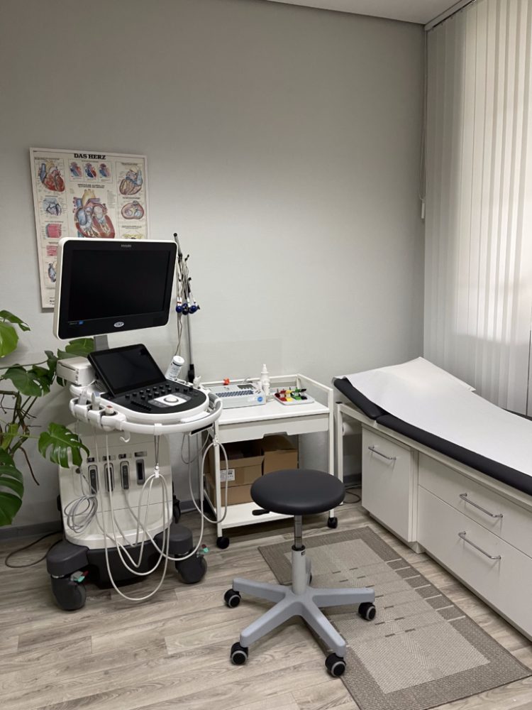 Sprechzimmer mit Ultraschallgerät und Untersuchungsliege