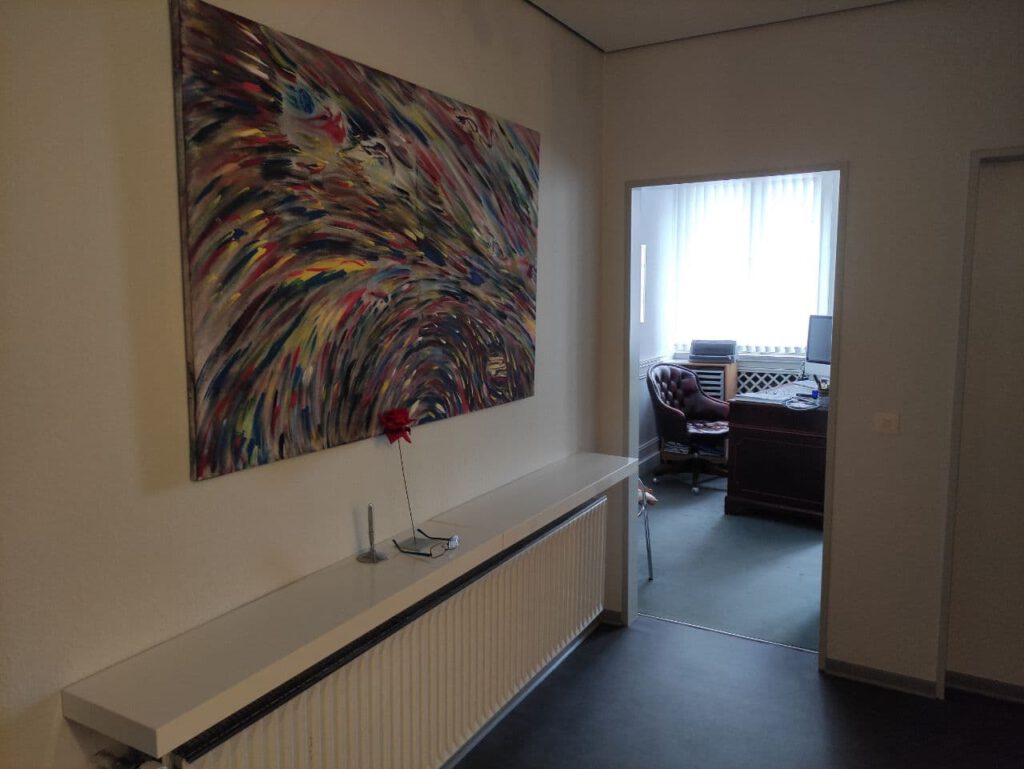 Flur mit Gemälde und Blick ins Sprechzimmer